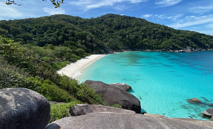 You are currently viewing Explorer les Îles Similan depuis Khao Lak : Excursion Matinale aux Îles Similan