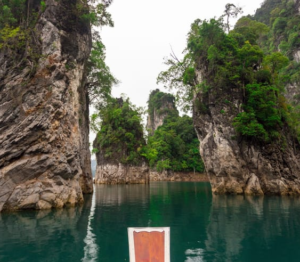 Lire la suite à propos de l’article Visite du lac Cheow Lan et son lac émeraude : une aventure inoubliable depuis Khao Lak