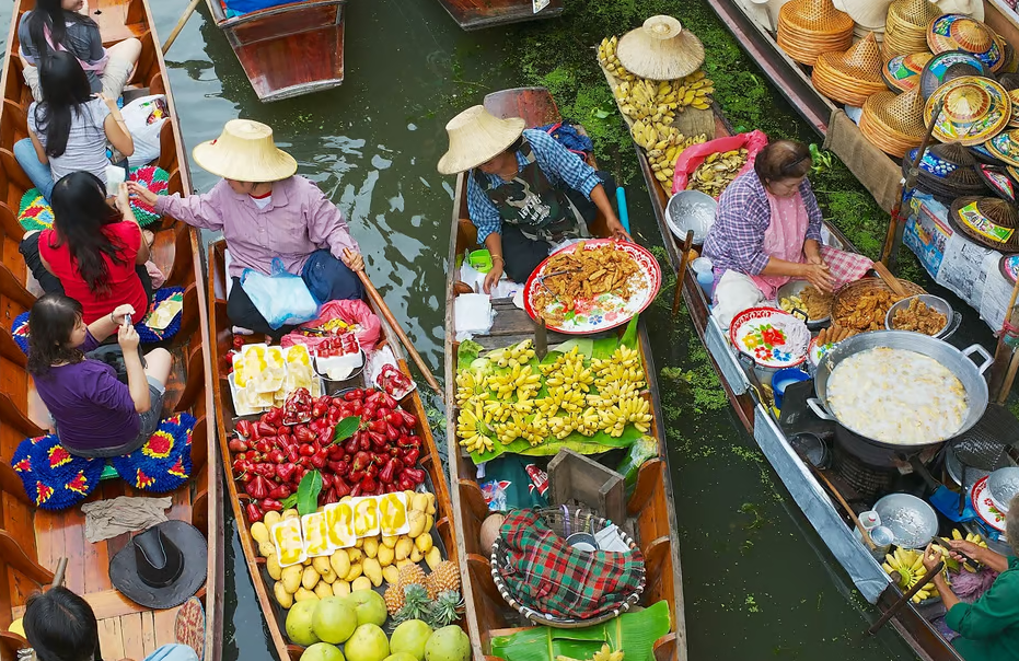 You are currently viewing Les marchés atypiques de Bangkok : Damnoen Saduak et Maeklong