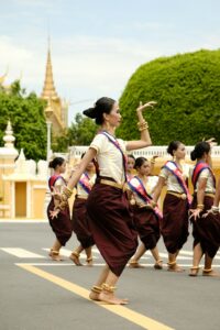 Lire la suite à propos de l’article Danser comme un local en Thaïlande : mon expérience unique au cœur des fêtes traditionnelles